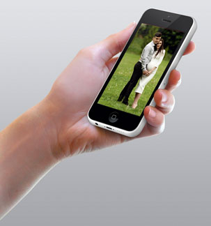 man-hand-holding-i-phone-mock-up